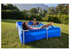 Piscine avec armature en métal