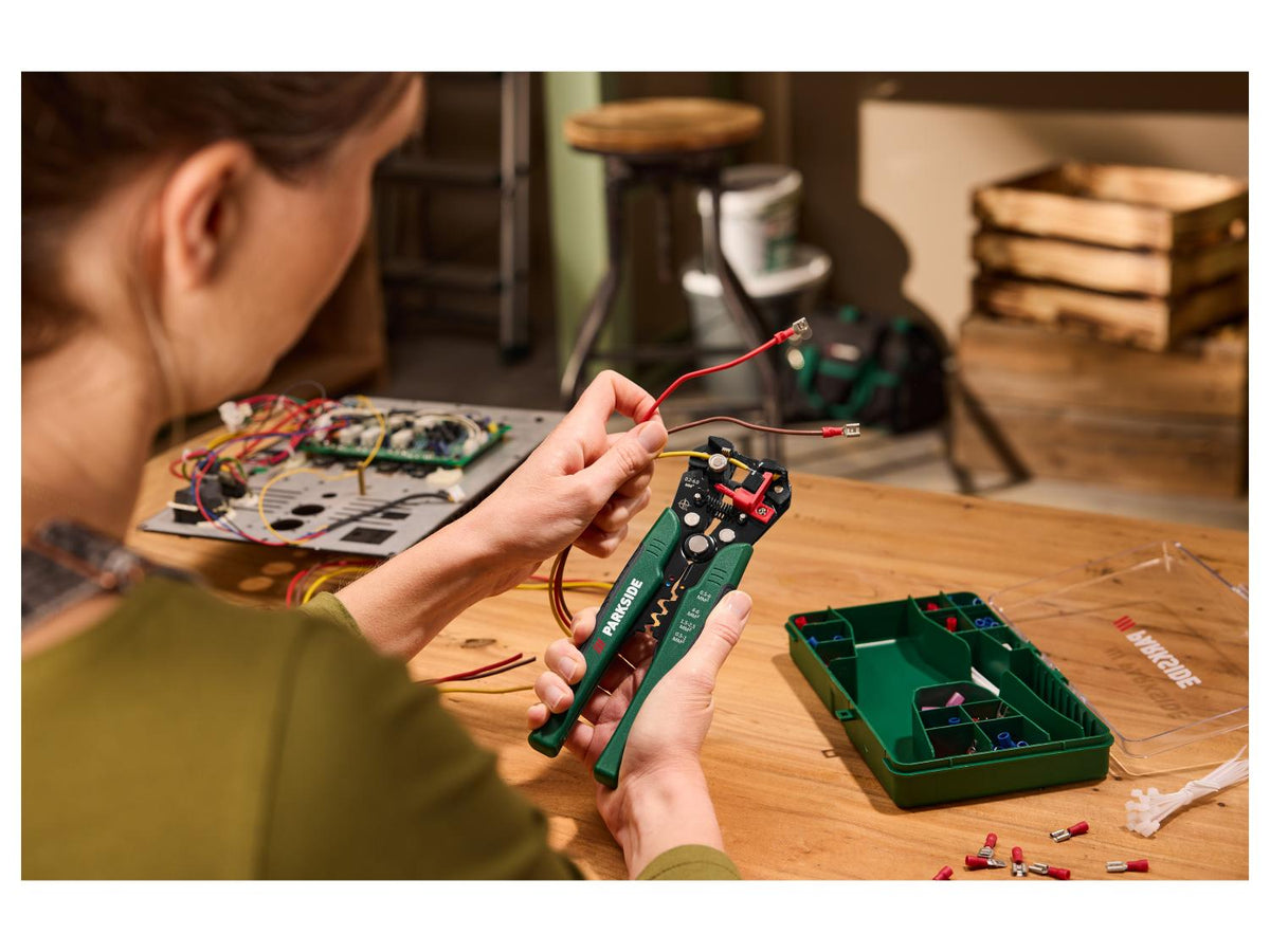 Coffret de pinces à dénuder et à sertir automatiques, 231 pièces